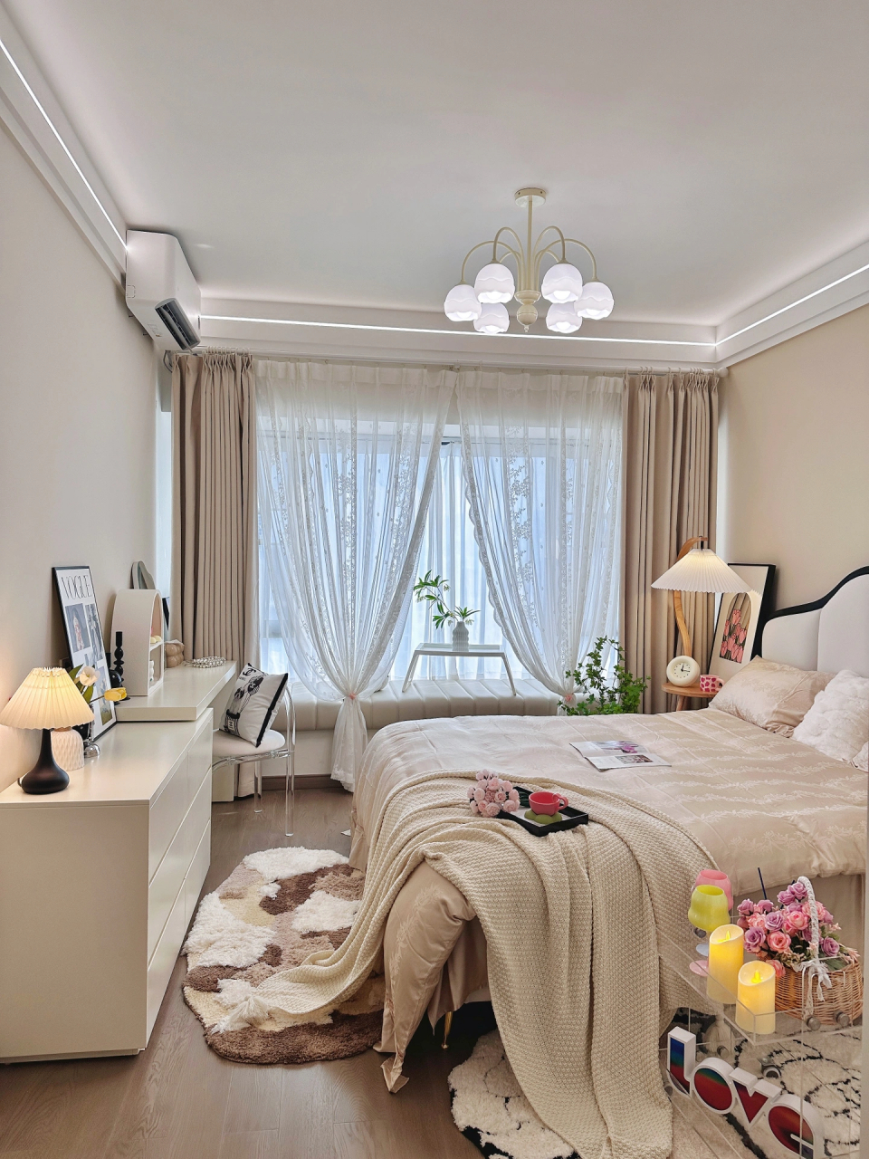 卧室不大,只有14㎡ 虽然不豪华,但温馨舒适就够了 墙面通刷乳胶漆,奶