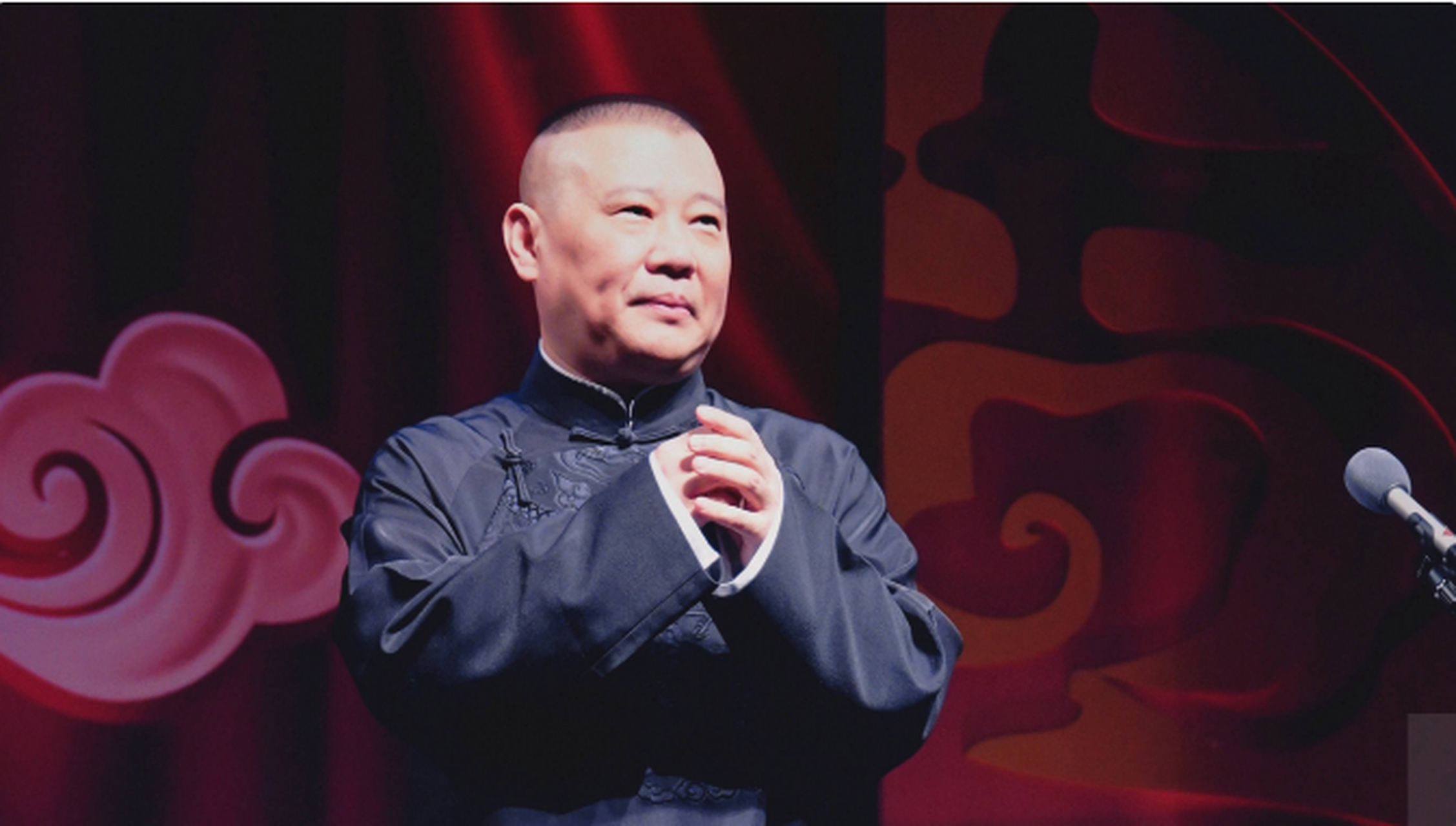 2004年,郭德纲受到贾冀光的邀请,前往华盛天乐茶园参加表演.