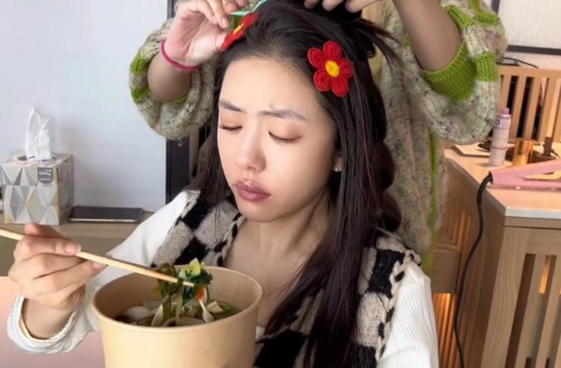 蔡文静素颜在化妆间做发型,她牙龈上火只能吃素,连水煮菜都觉得是美味