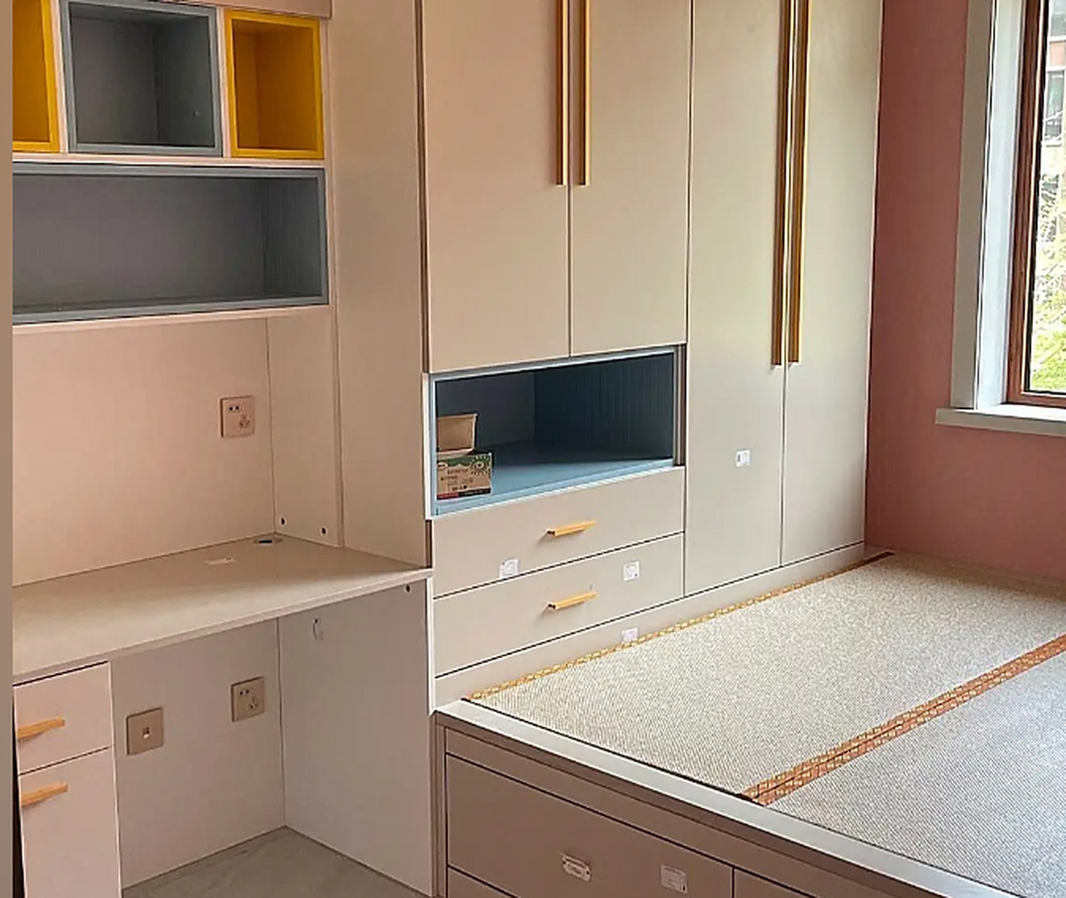 榻榻米衣柜设计实景效果图分享,       榻榻米,衣柜,书桌一体化,空间