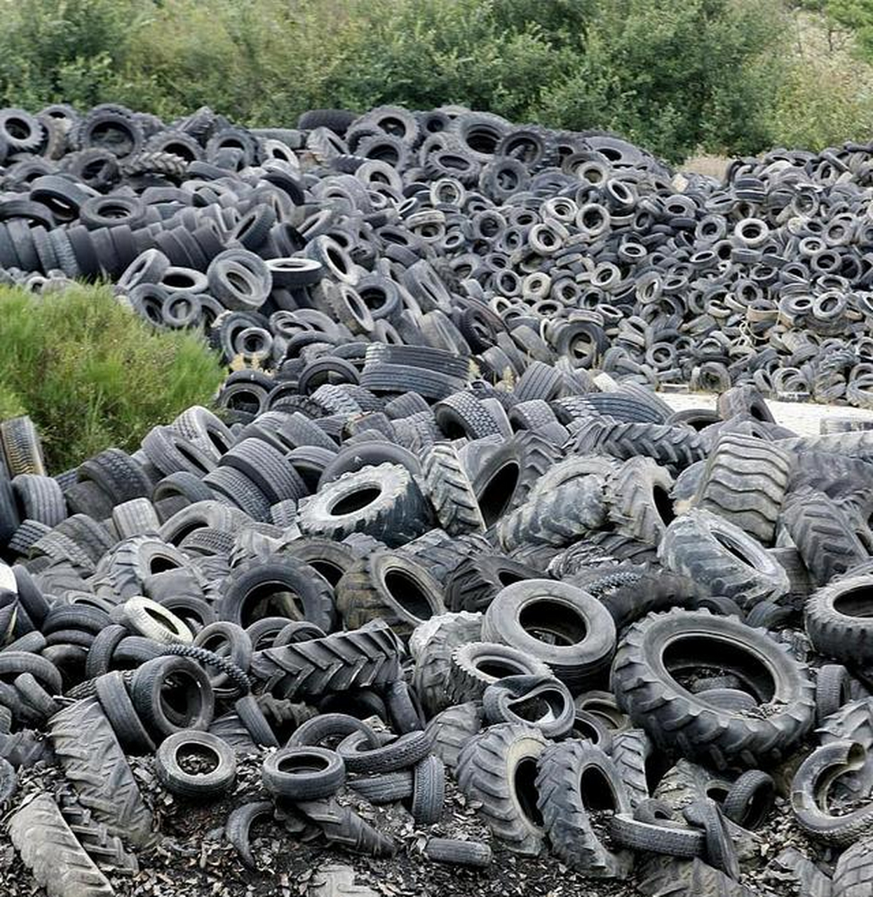 设备是将废旧轮胎,废 旧橡胶在常温下处理加工成10-80目的精细橡胶粉