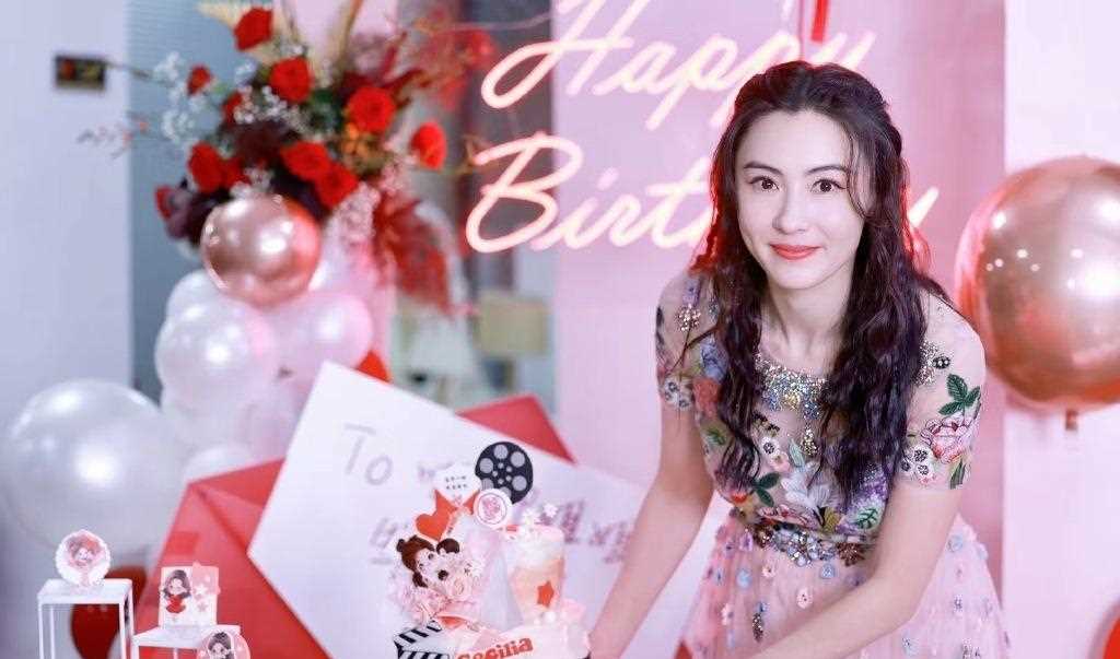 张柏芝拿着螺蛳粉蛋糕庆祝生日,这也太别致了,粉色仙女裙仙气飘飘,看