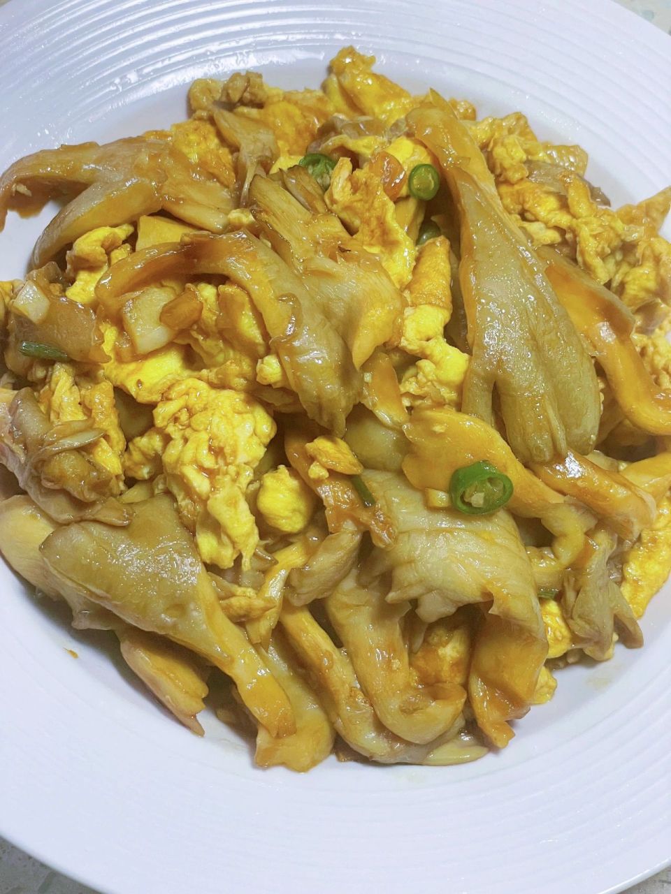 比肉还好吃的素菜,平菇炒鸡蛋～童年味道 小时候妈妈经常会做的一道