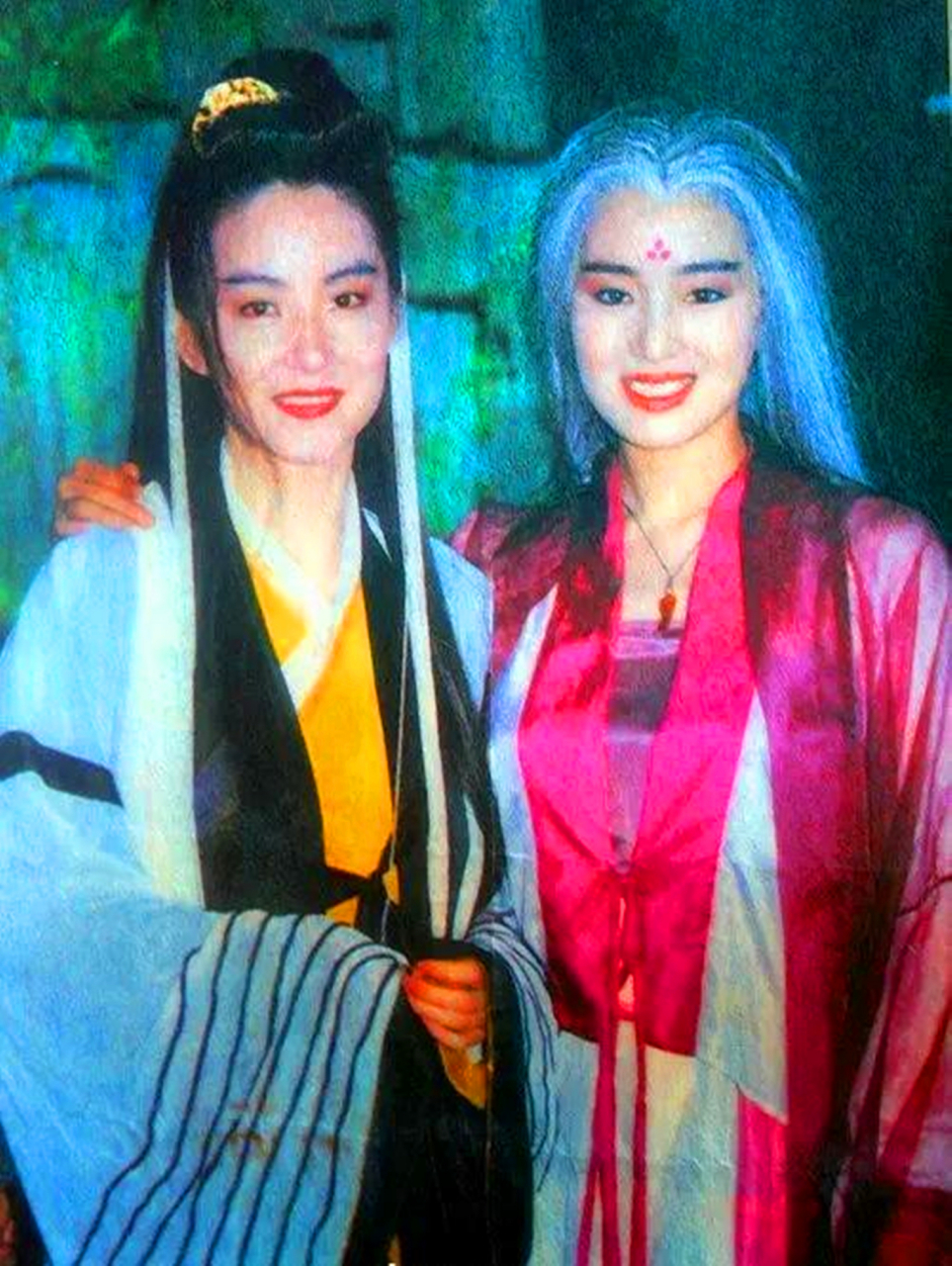 在大多数人的印象中,巩俐一直在内地与国外拍电影,而林青霞则在香港和