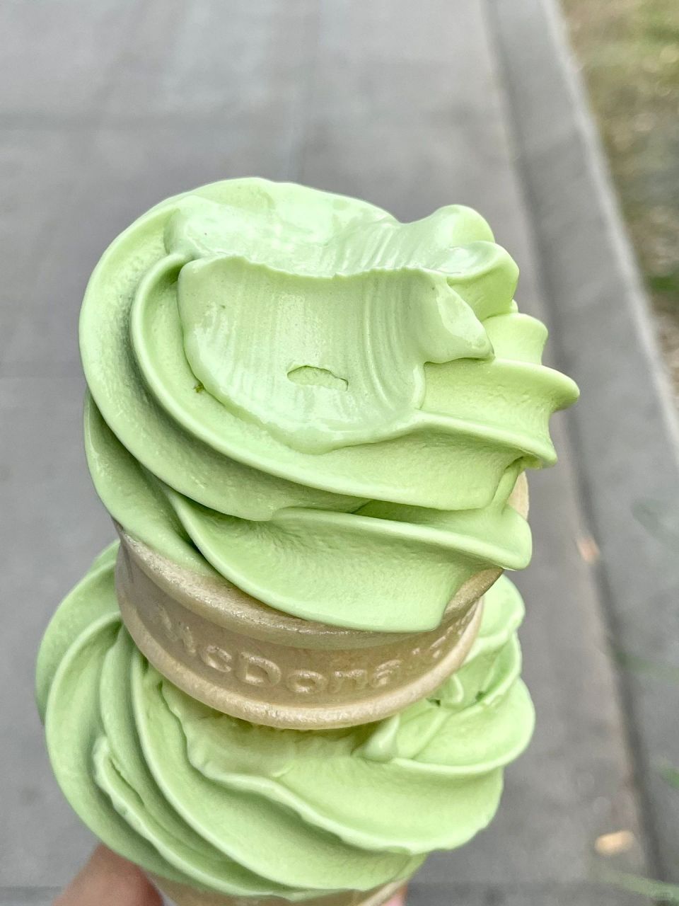 抹茶冰淇淋,甜度适中口感超棒!   听说你们一次吃不完两个圆筒?