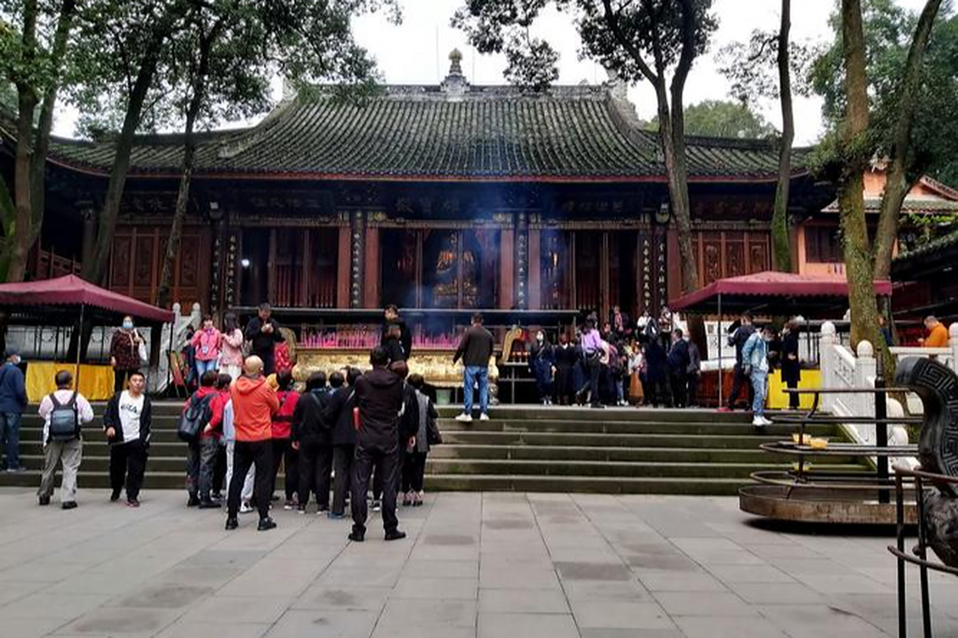 95乐山凌云寺,隐身于凌云山九峰环抱之中,辉煌寺宇在丹墙碧瓦间独放