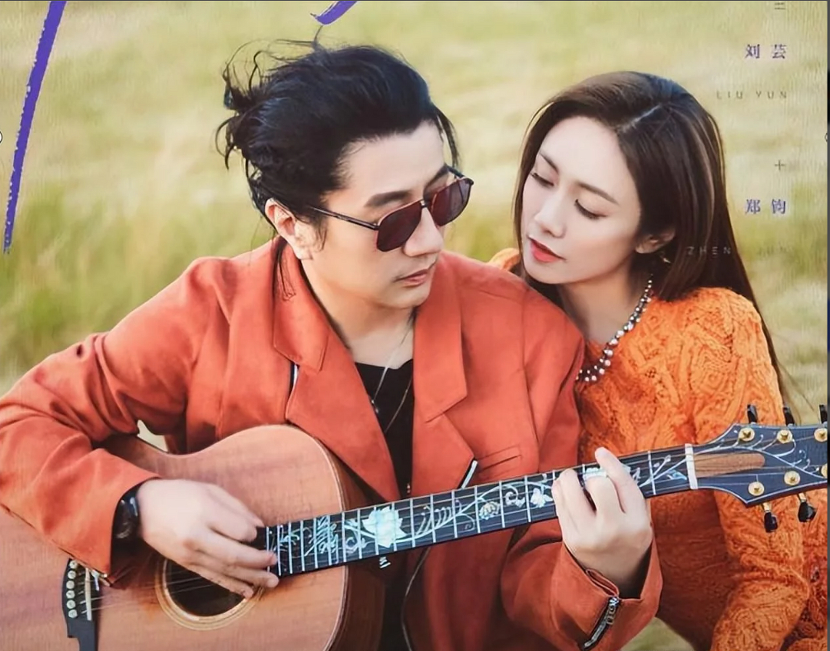 55岁郑钧骑摩托载妻子赶羊,扎小辫打扮帅气,夫妻俩搂抱秀恩爱  刘芸