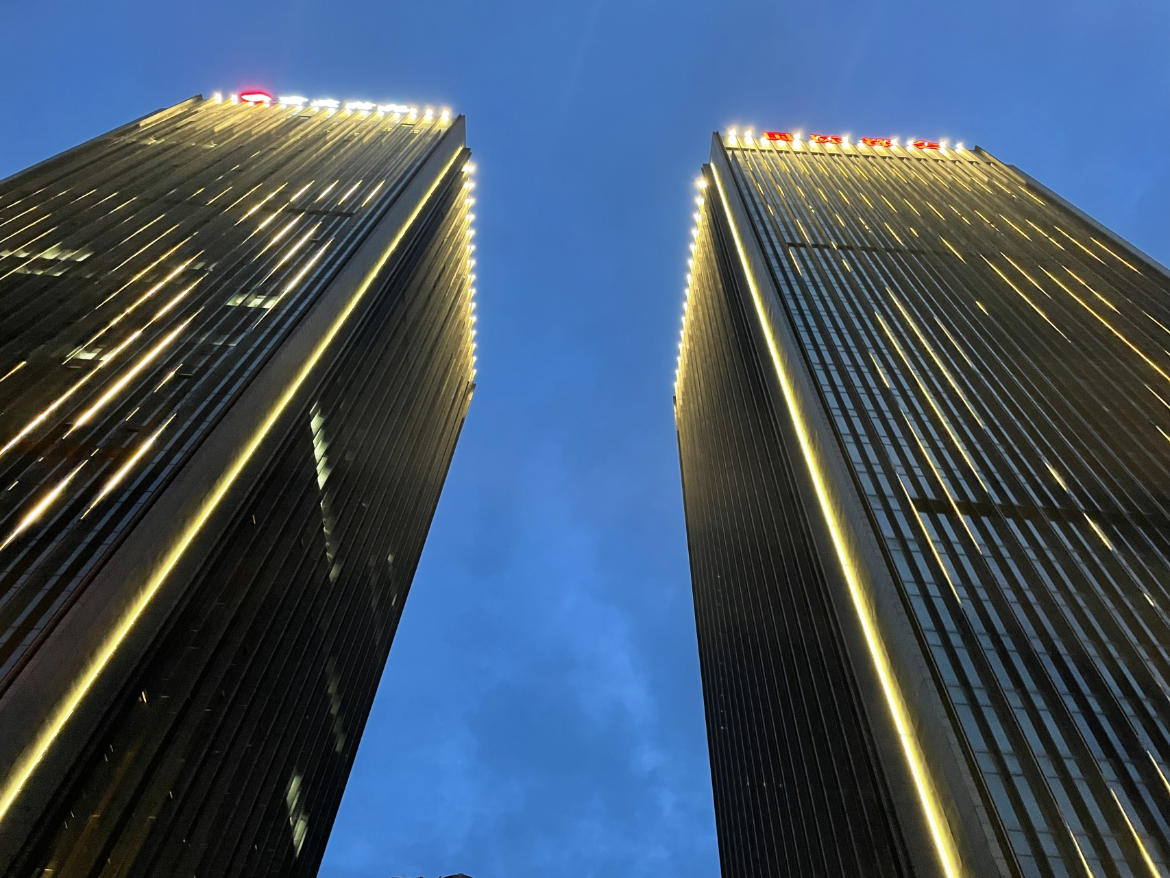 重庆国际都会写字楼是一座集办公,商务,休闲于一体的现代化写字楼.