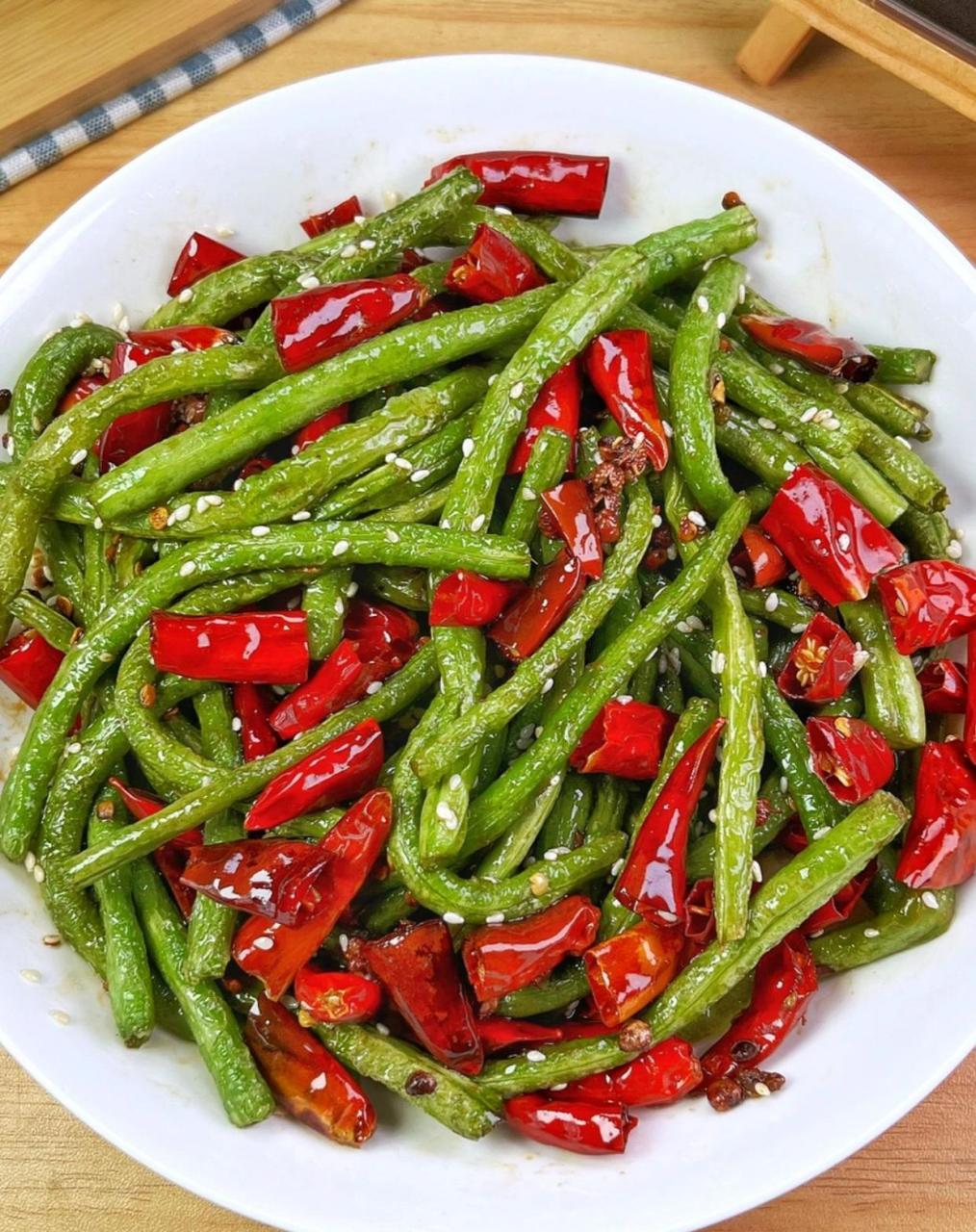 这个干煸豆角我家饭桌老客了,每次做都炫几碗粉,又麻又辣,吃起来特别