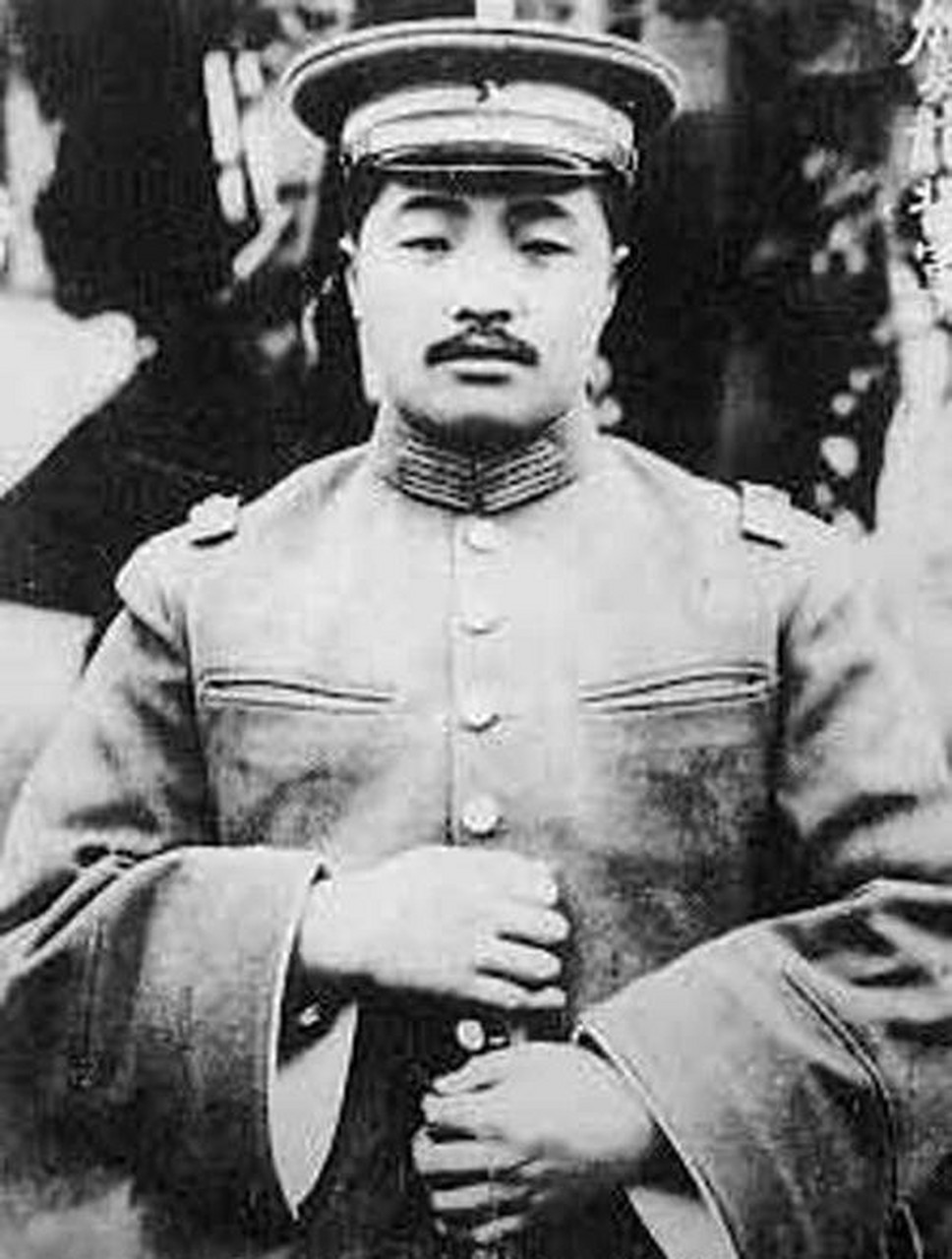 1927年4月中旬,贺龙率独立第十五师集结武汉,准备北伐.