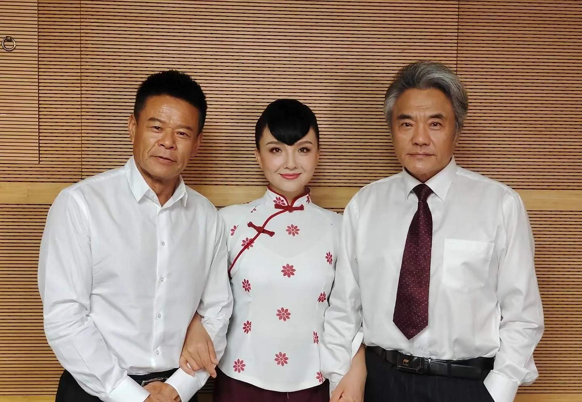 张秋歌与众星合影都是眼熟能详的荧幕熟脸啊.