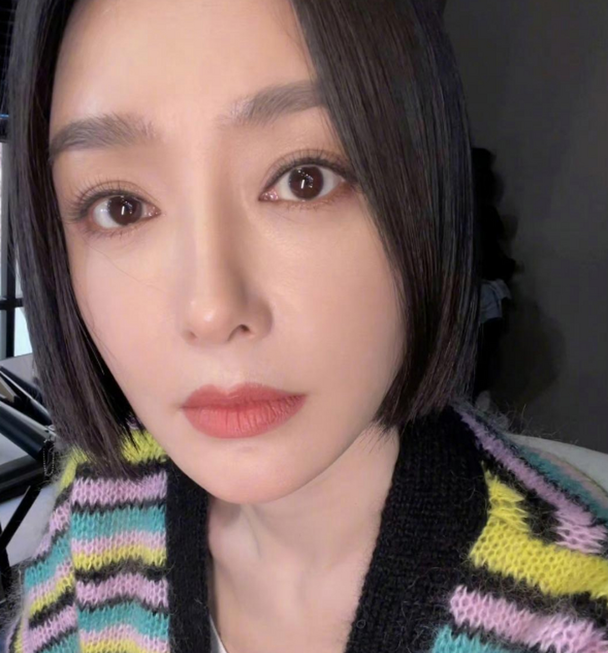 秦岚晒怼脸自拍力证她不显老,四十多岁了还能嘟嘴卖萌,恋爱期间心情大