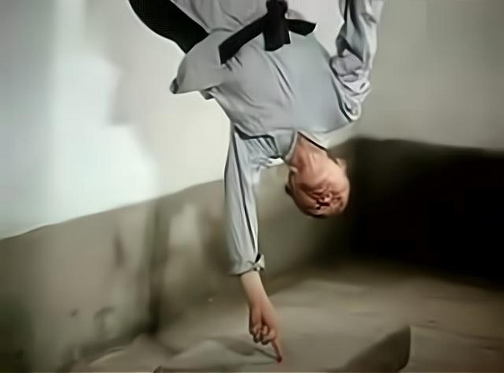 1979年,77岁的海灯法师受邀拍了一张照片,他倒立着表演二指禅,这张