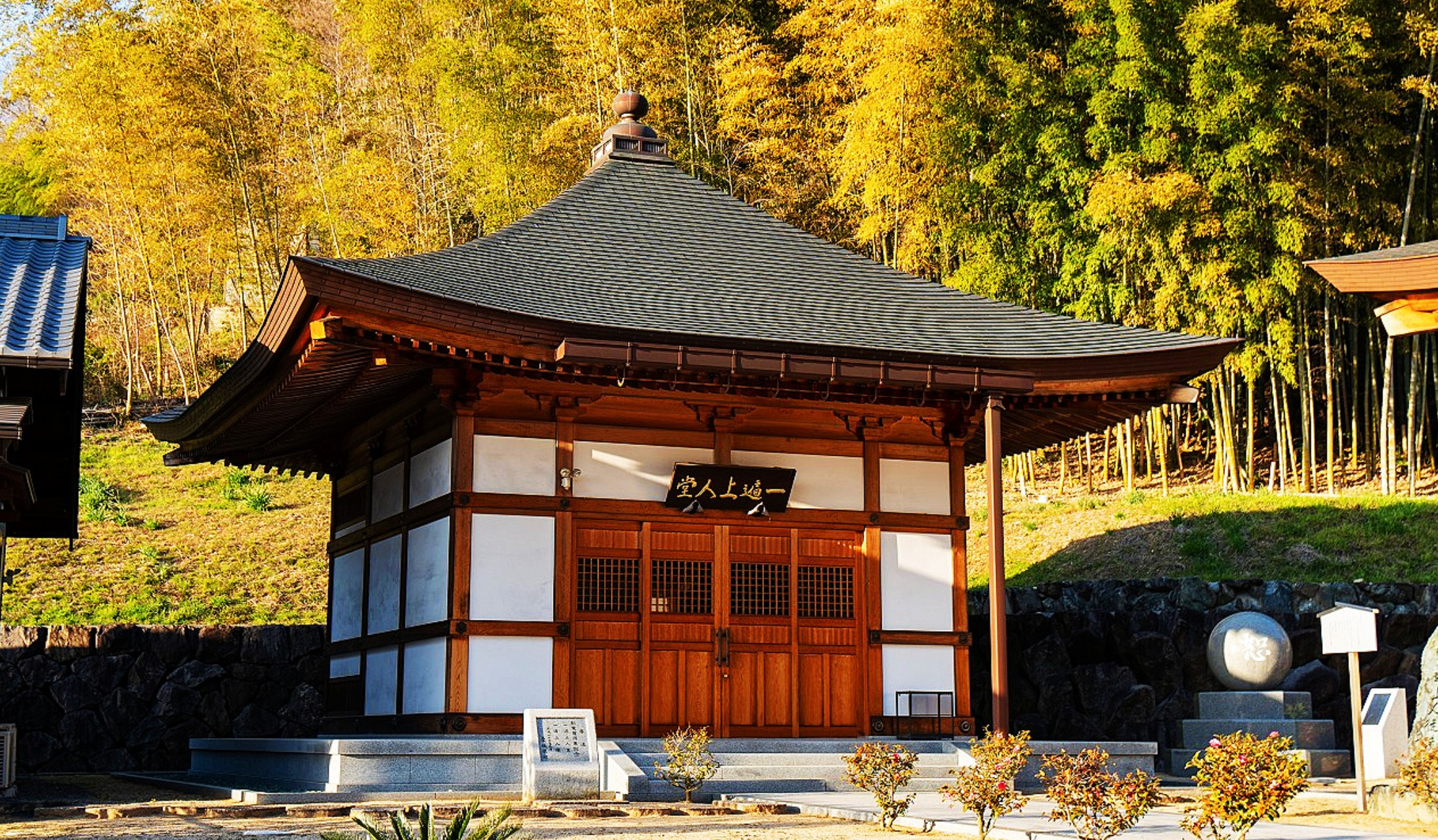 爱媛的宝严寺是建于天智天皇4年(665年)的寺庙,是时宗的创始人一遍上