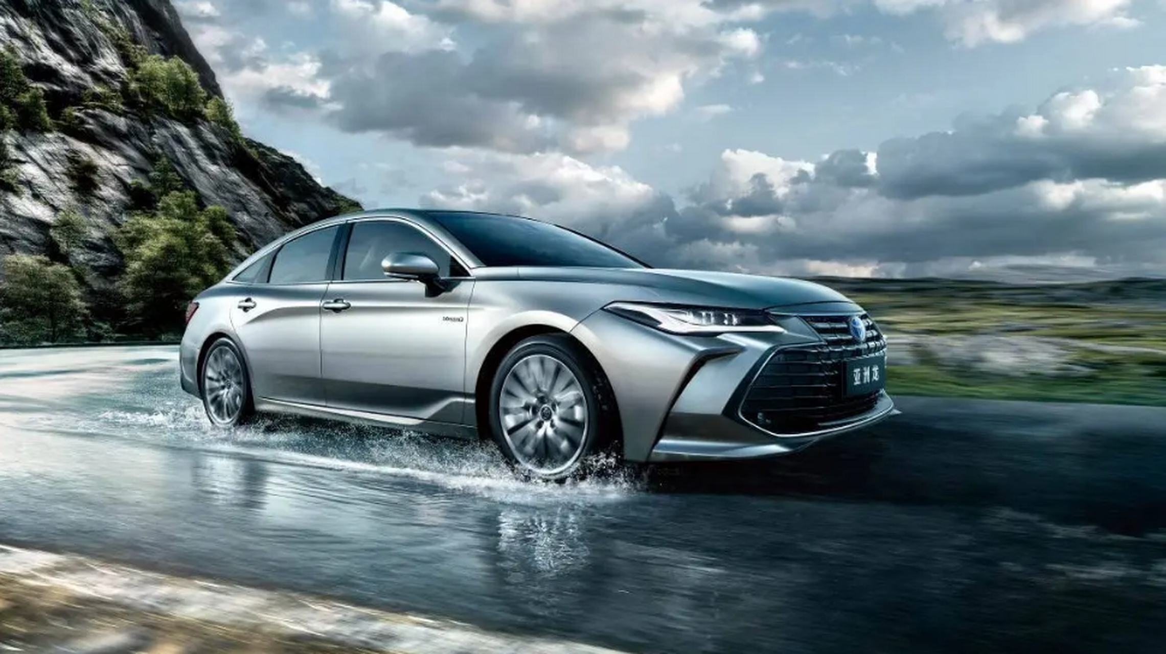 7月25日,一汽丰田新款亚洲龙2.0l臻选版正式上市,官方指导价为20.