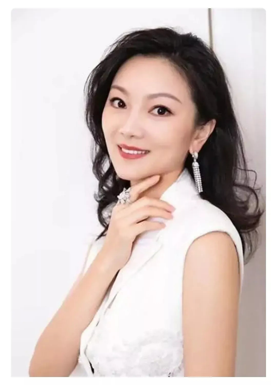 1999年,张艺谋和王海珍在土澳拍摄广告,两人共进晚餐,酒过三巡,微醺的