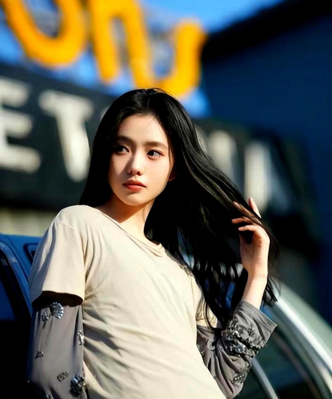 刘浩存在春日美丽的照片中展现出披散长发,穿着个性长裙的风采,笑容