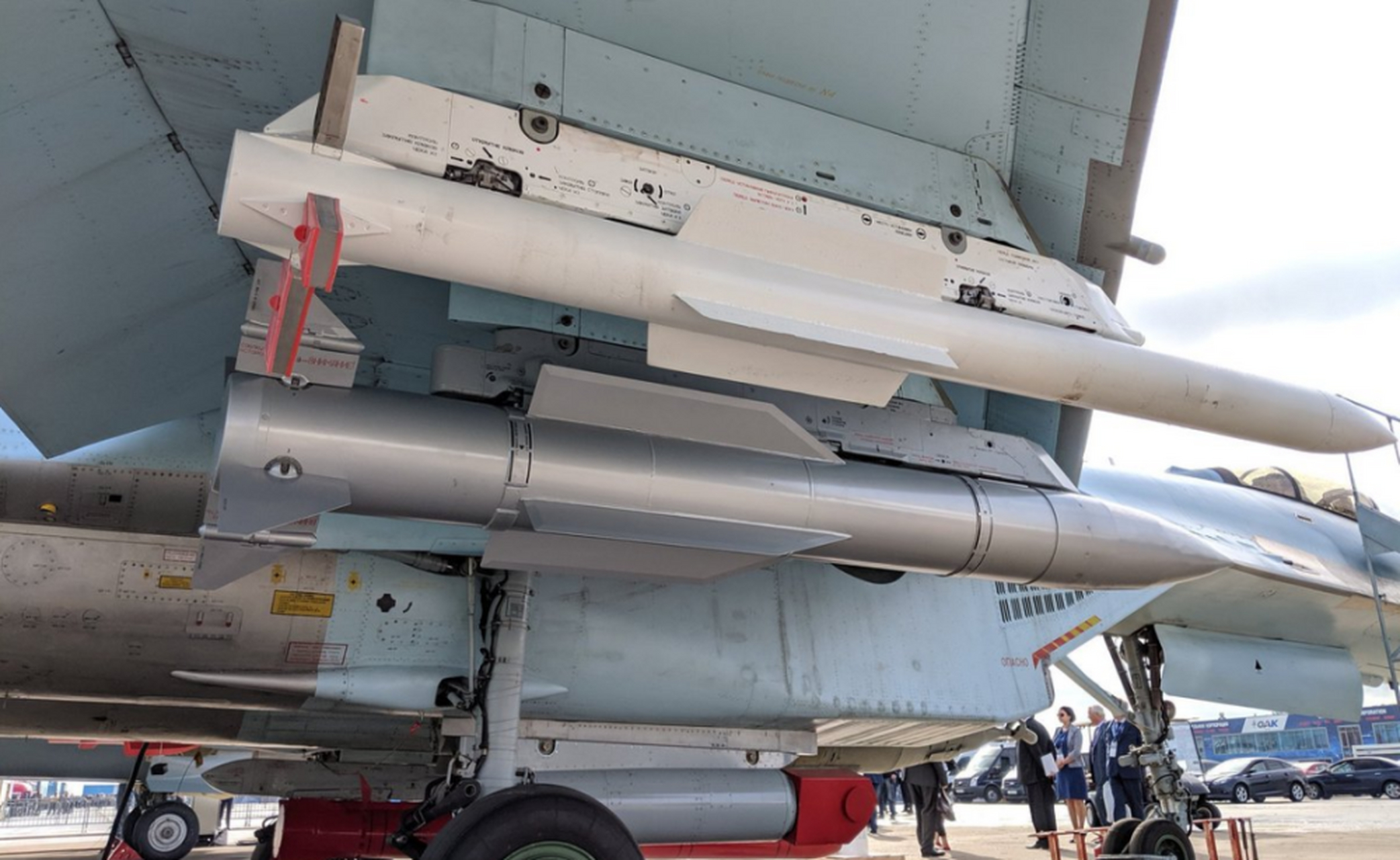 【歼-16挂的是霹雳-17超远程巨型空空导弹?