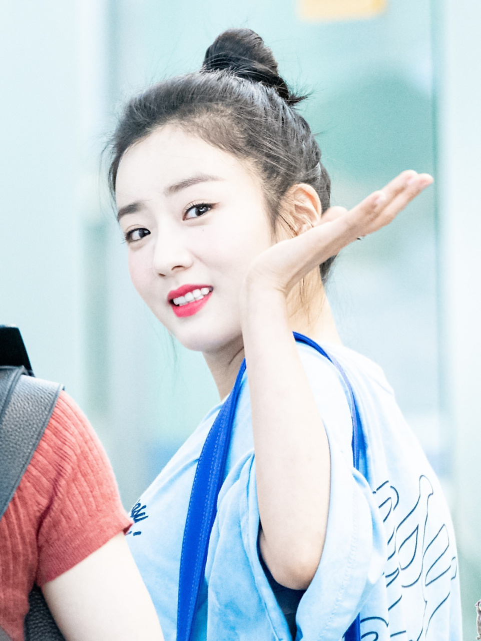 尹普美私服穿搭 夏日清爽发型丸子头c位出道 尹普美机场私服穿搭look