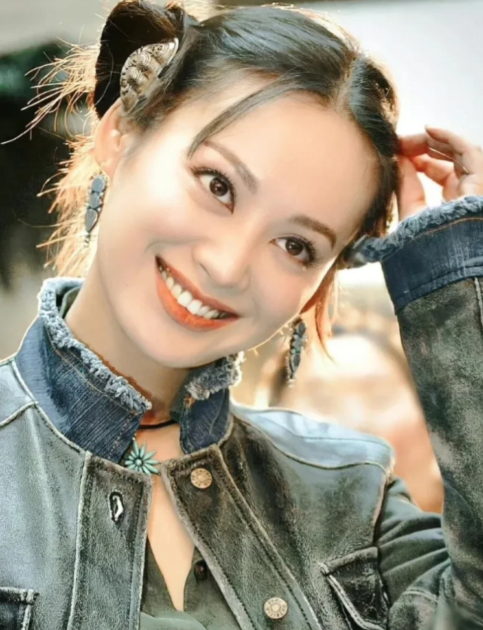 怎么形容宁静年轻时的美貌呢,野生长相,浓眉大眼,浓艳系大美女,也很会