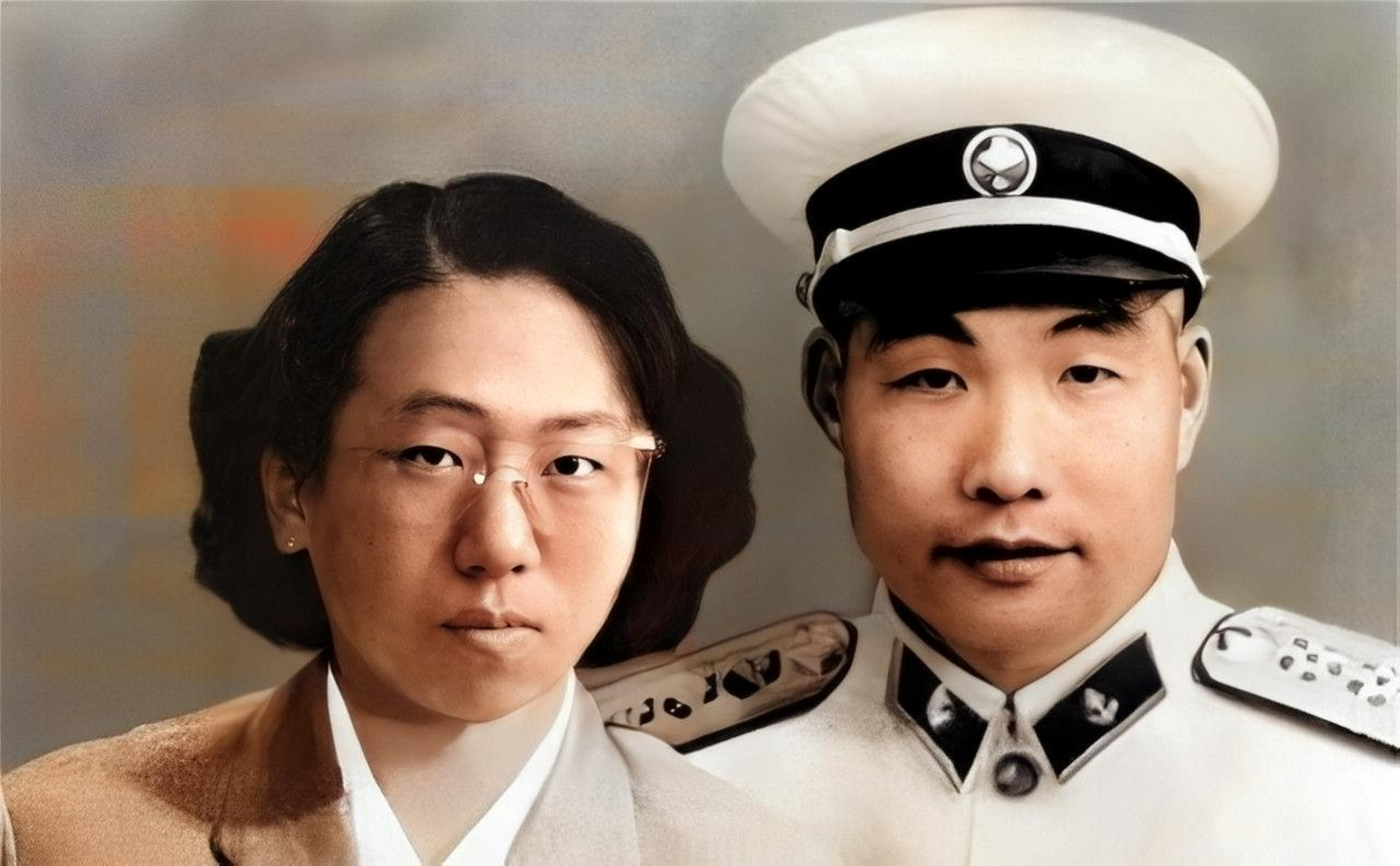 1927年,蕭勁光和妻子朱仲芷,出生於名門望族,是著名教育家朱劍凡的