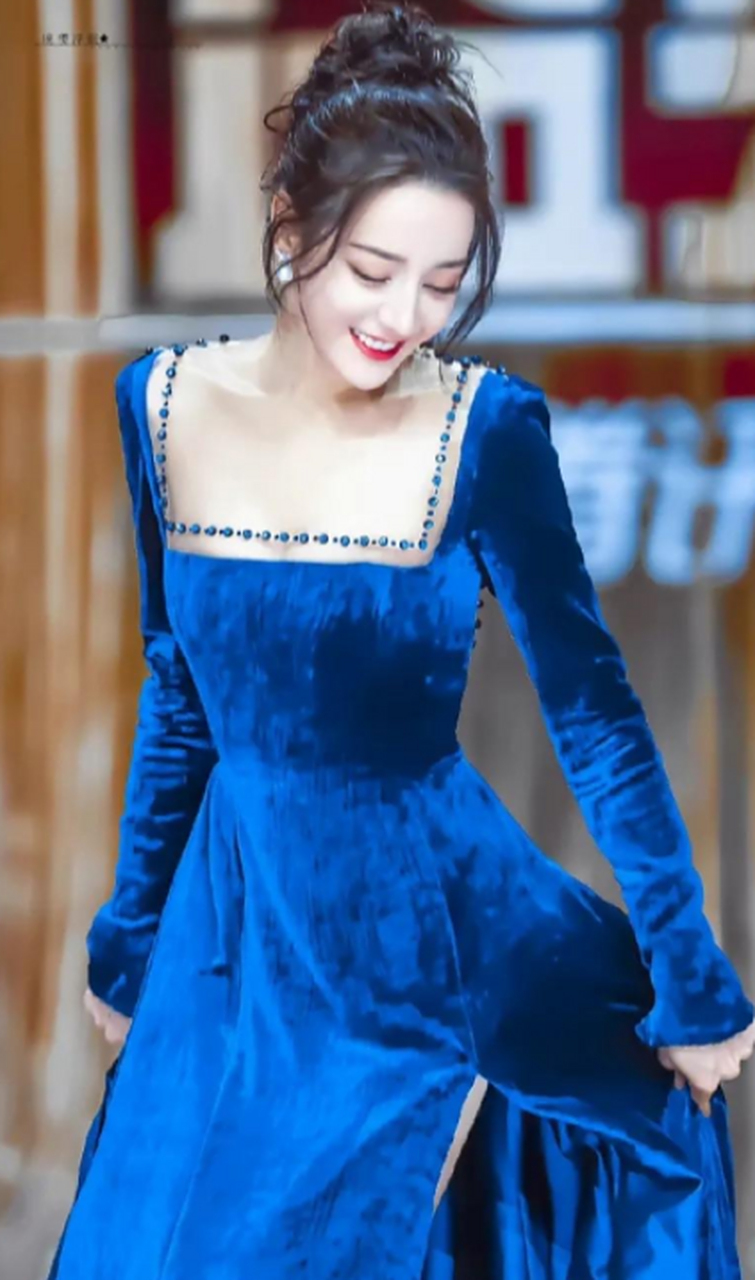 热巴穿这套蓝丝绒太绝了!像迪士尼的公主9499