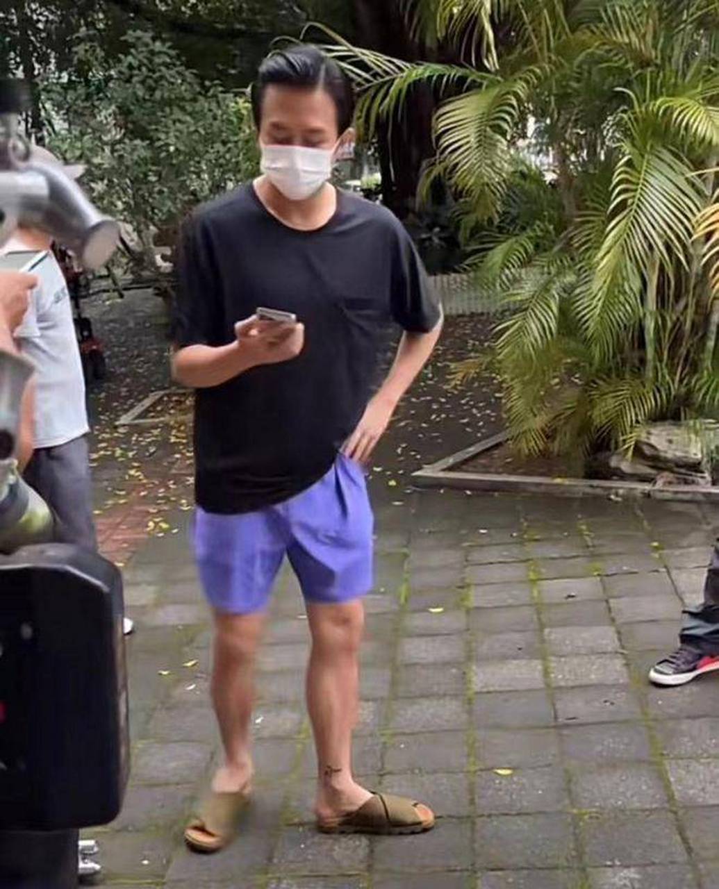 知名演员邓超脚上的大拖鞋,接地气哈!#看剧欢乐多