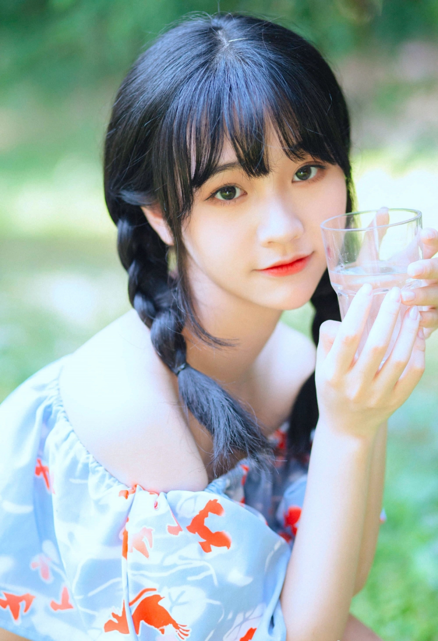 双麻花辫美少女