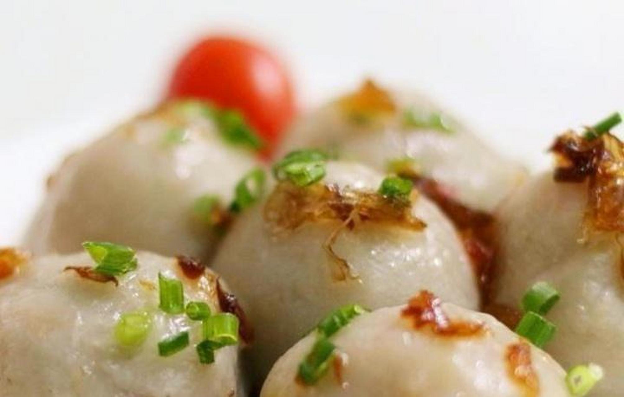 芋子包就是用芋子加适量木薯粉做包子皮包成的一种包子,内馅是瘦猪肉