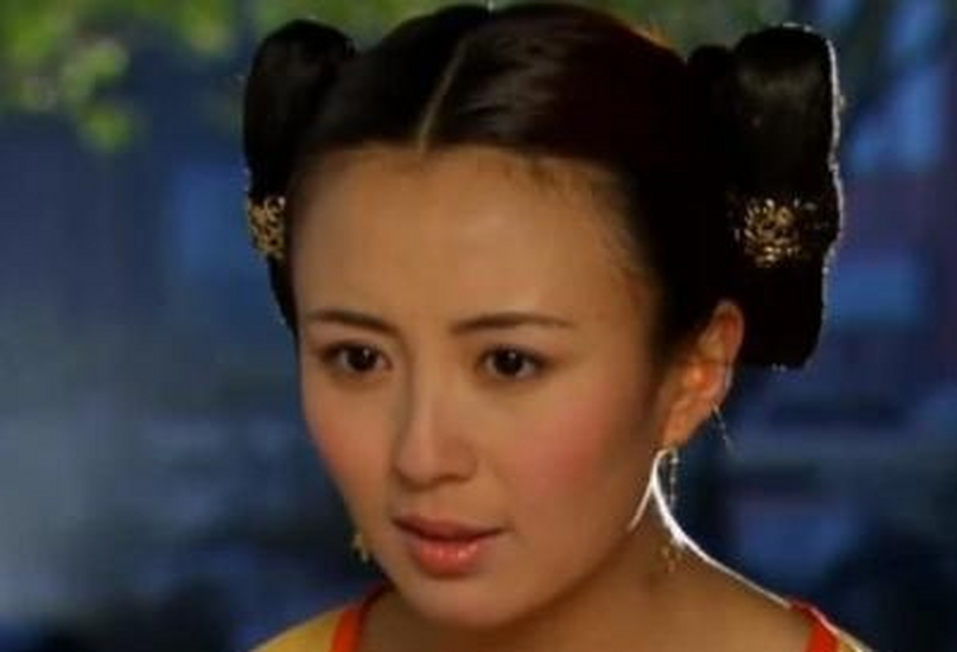 陈婷的扮演者杨童舒,就是当年《至尊红颜》当中任盈盈的扮演者.