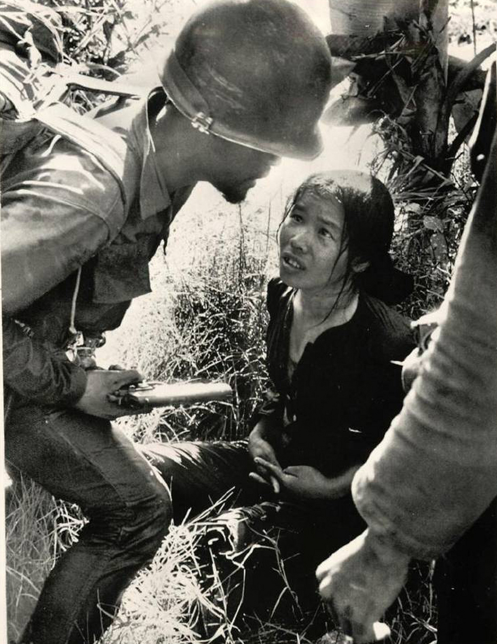 1972年,越南西贡的一处丛林中,一名美军捉到一名越南女子,美军凶神