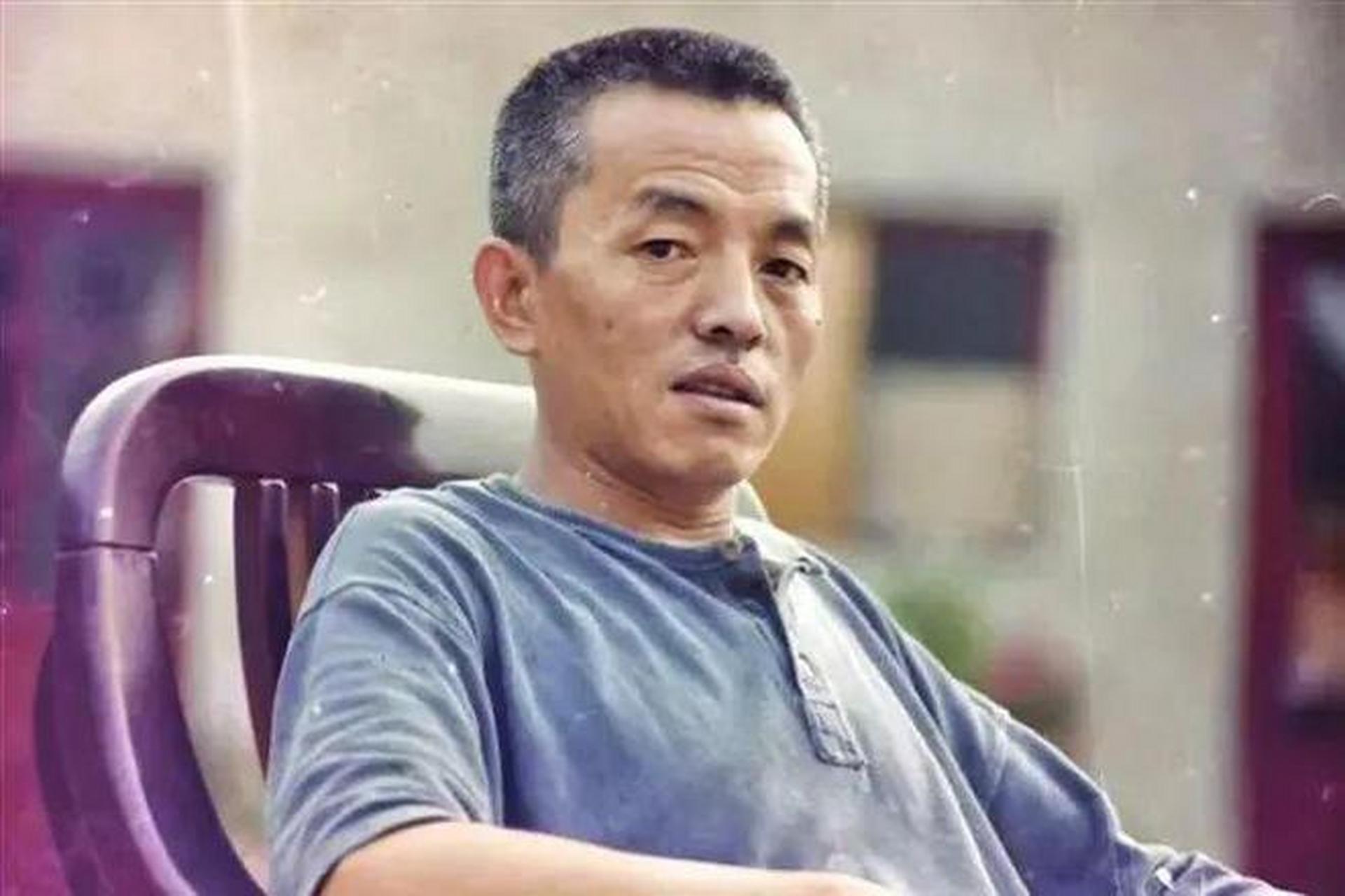 ,南京艺术学院美术系毕业,中美协会员,曾为上海美术