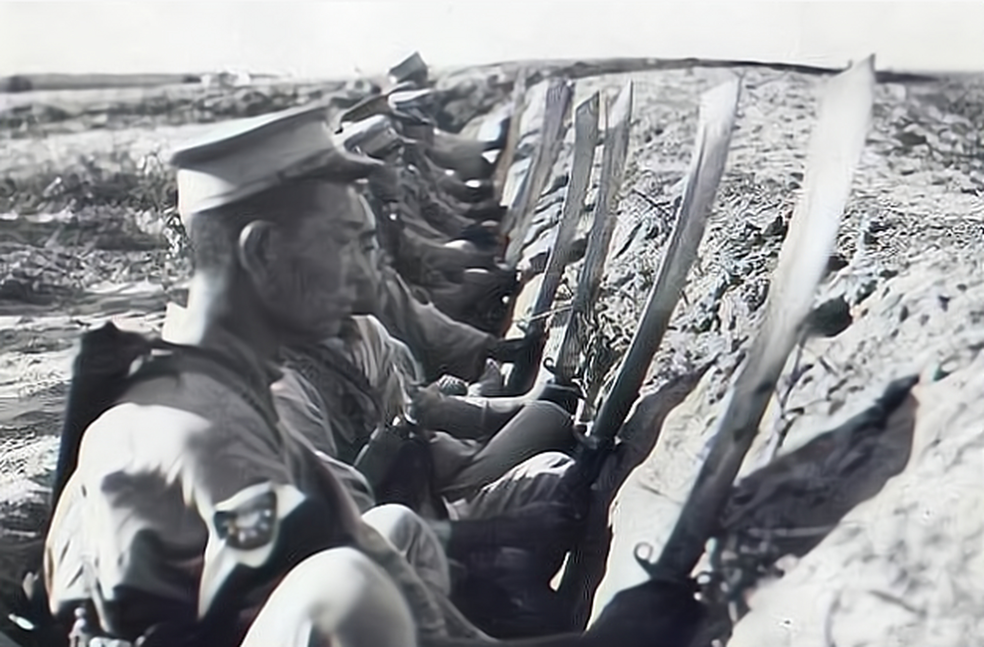 1927年,西北军大刀队的一名战士,手持一把大刀拍的照片,他深情厉然