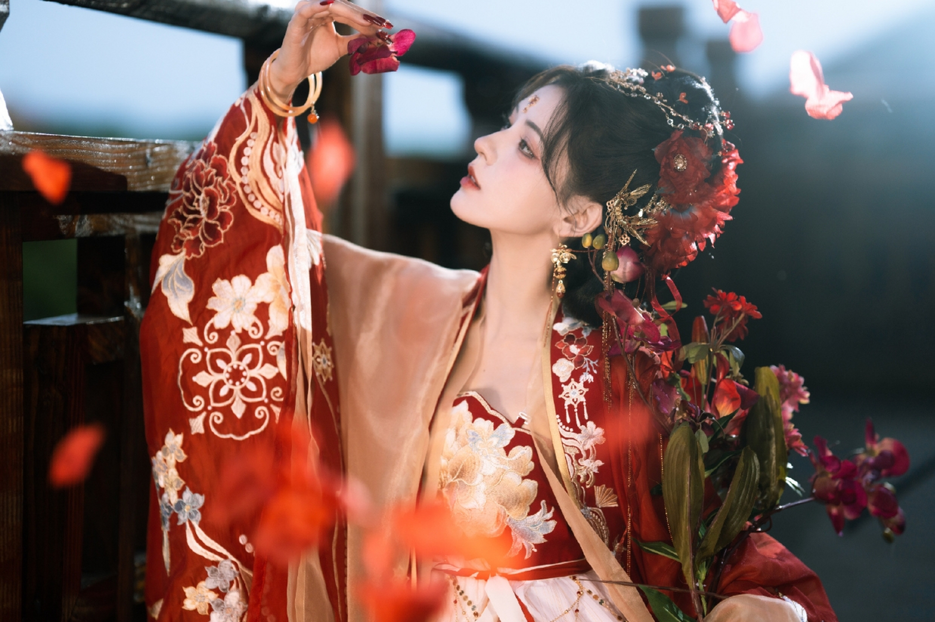 婀娜多姿,窈窕淑女的#张予曦# 身着国风大典汉服红色婚服,仙姿佚貌