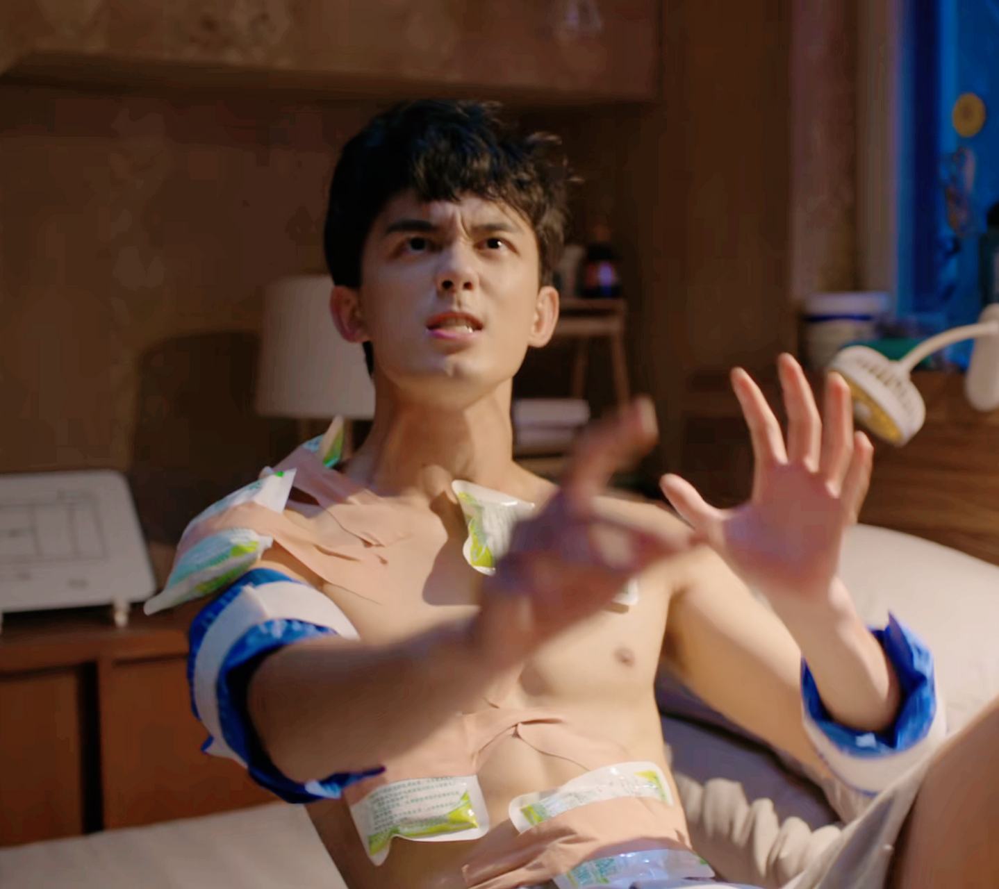 在与迪丽热巴合作《长歌行》时,吴磊的古装肌肉照就吸引了一大批