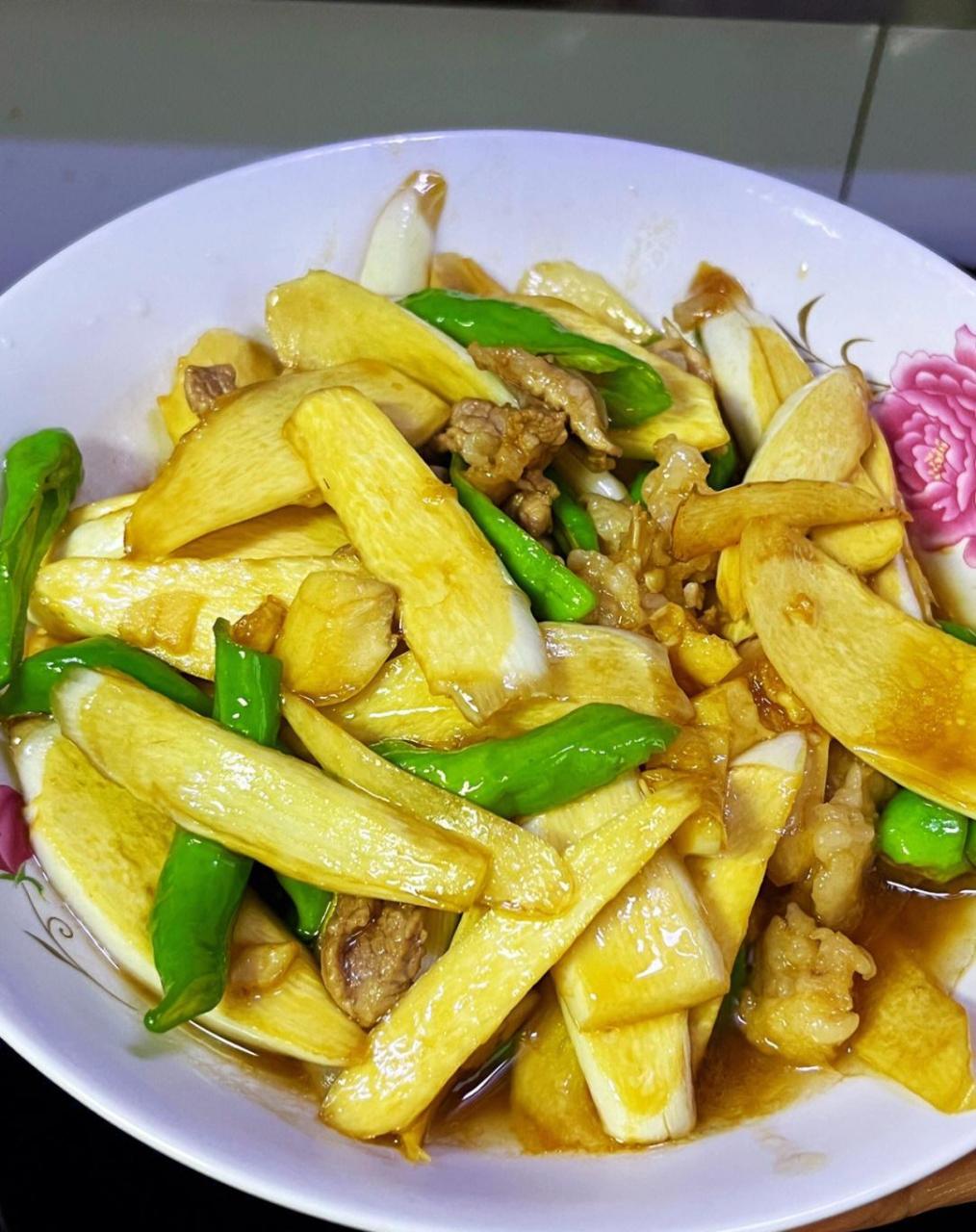 步骤～ 茭白青辣椒改刀切斜片,瘦肉切薄片用红薯粉抓拌均匀,大蒜子拍