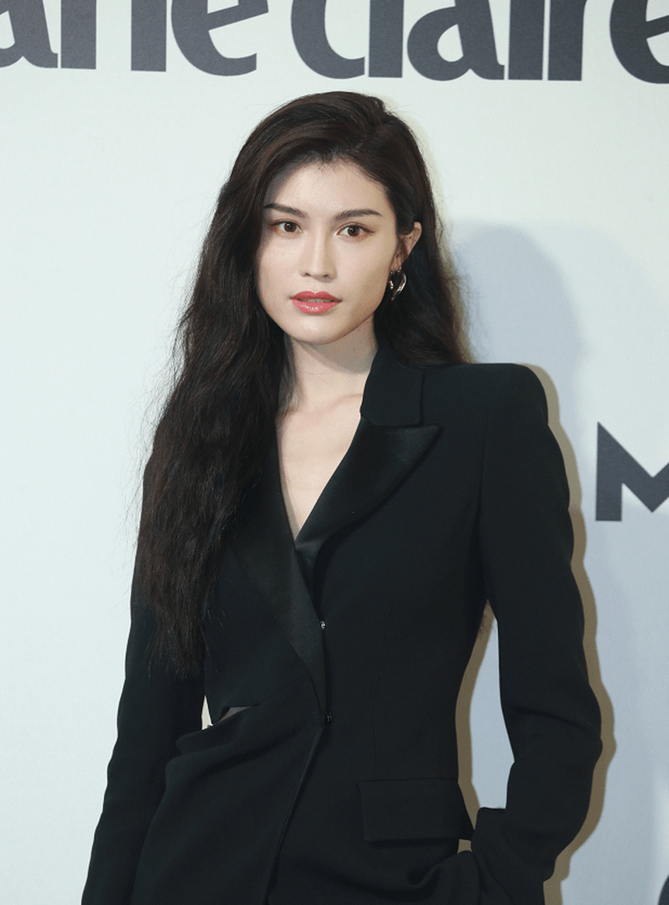 何穗皮肤白皙,像在发光一样,超吸睛. #日常穿搭