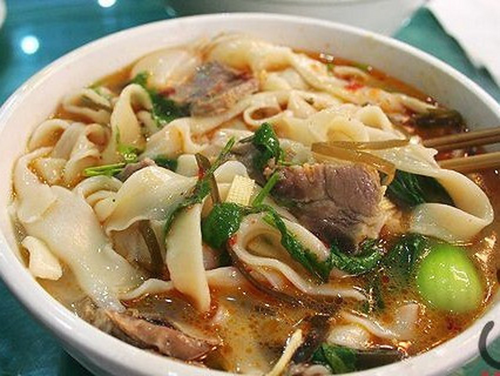 欲辨其是否正宗方城烩面,一观汤,二看面,三尝辣椒油.