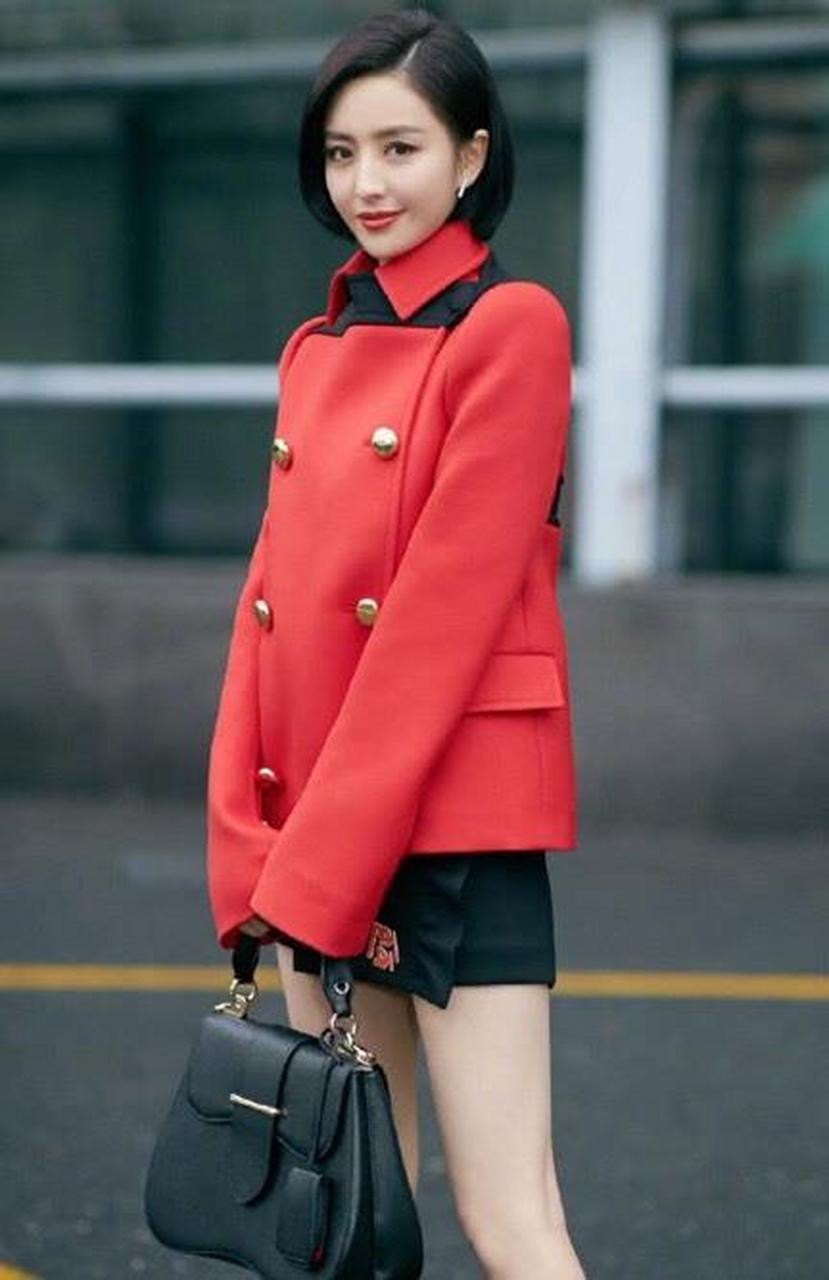 佟丽娅身穿红色短款外套,下装配了一条黑色超短裙,与她外套上的黑色