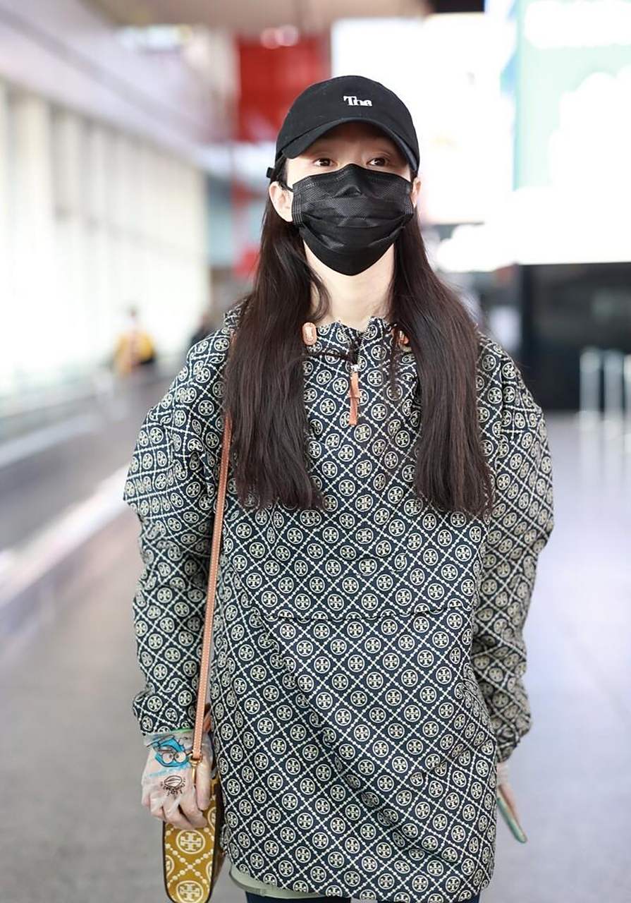 宋轶机场街拍,冲锋衣搭 打底裤 运动鞋活力满满,漂亮可爱