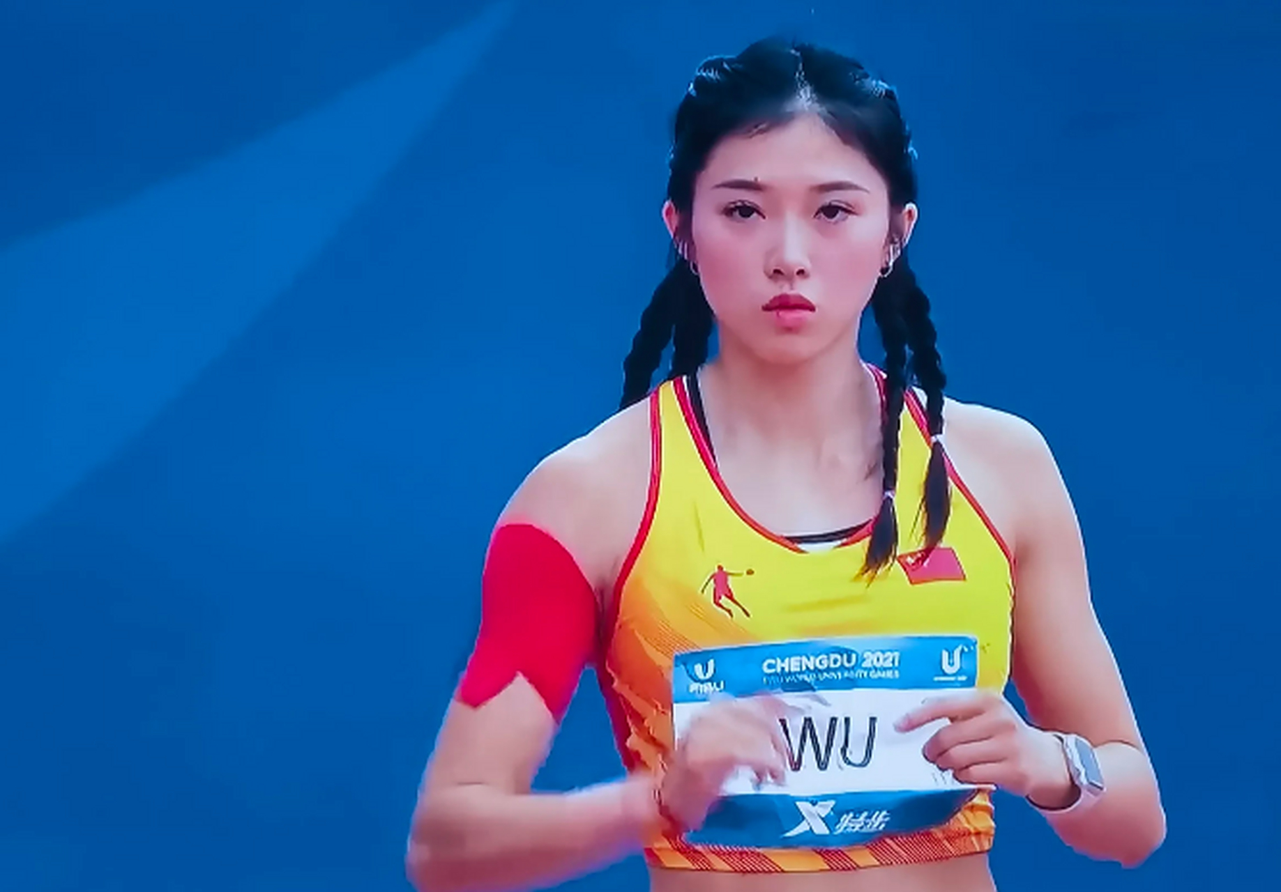 在今天上午进行的大运会100米栏预赛中,吴艳妮最后一组出场,因为