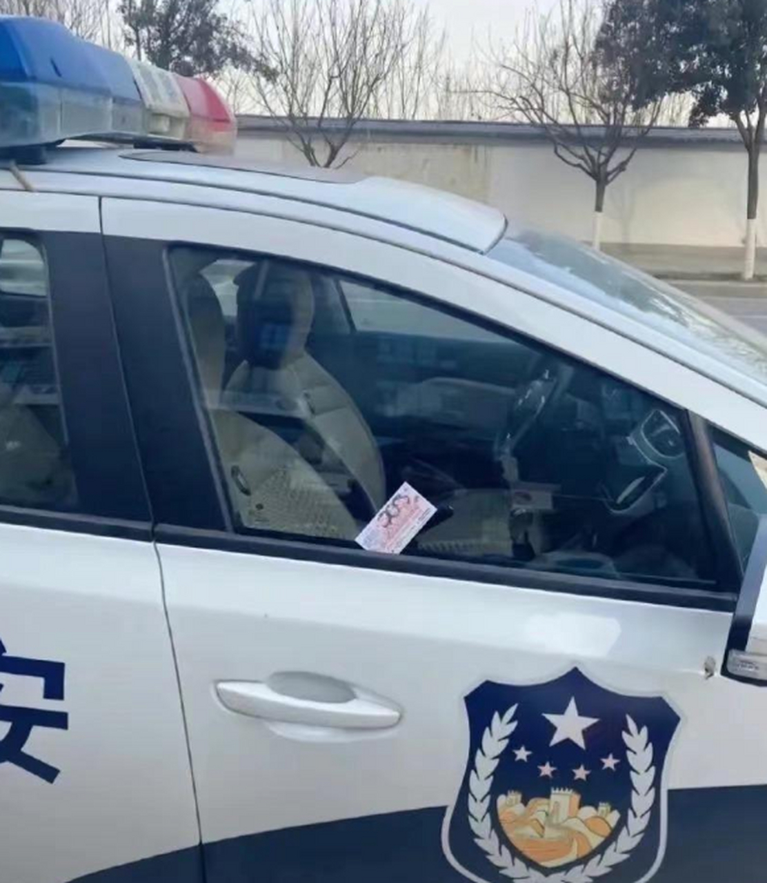 小广告都贴到警车上了