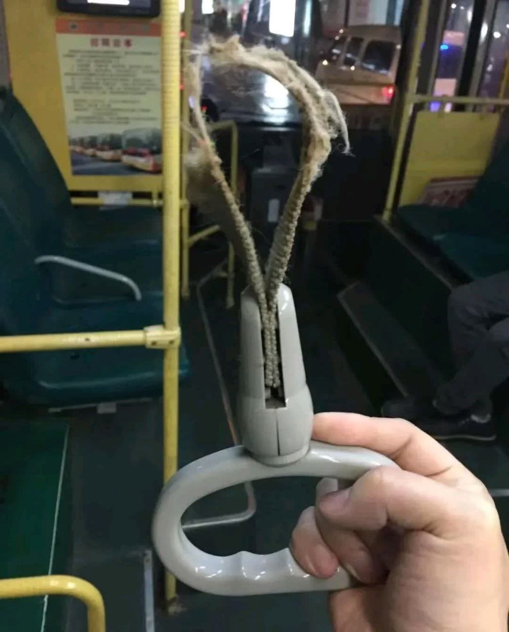 今天去坐公交车,突然急刹车,吊环被我抖落了,挺尴尬的[大笑][大笑]