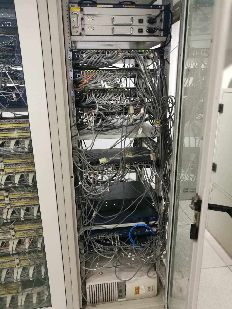 2,机柜电源线和网线原则上要分开整理