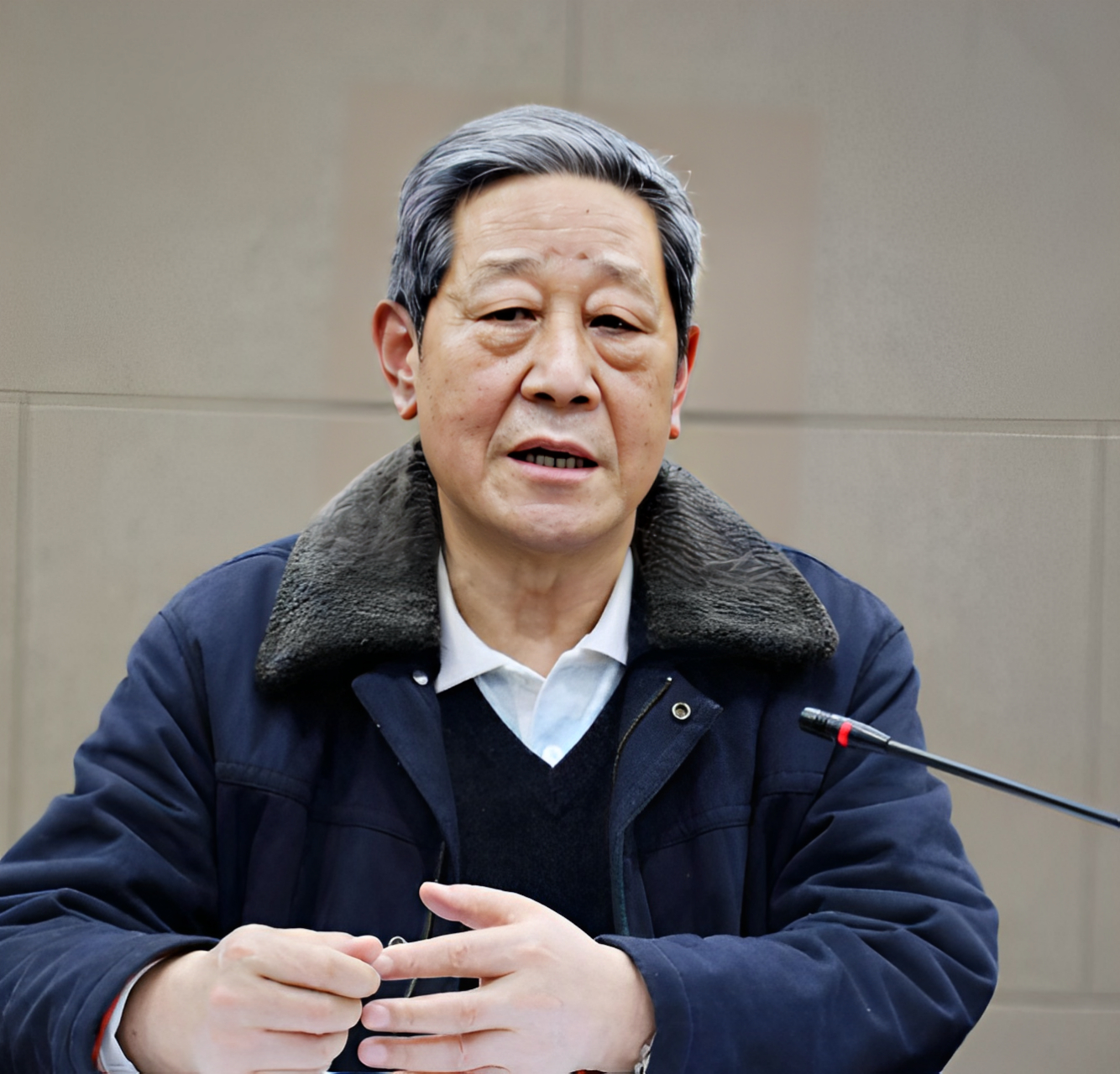 1938年,时任新四军的司令陈世俊在买烟时,无意间瞥了一眼烟老板的手腕