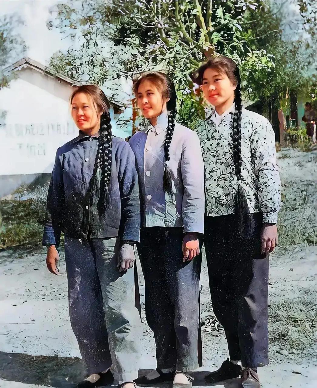 这张照片里,她们都留着漂亮的麻花辫,这是当时的潮流,也是规矩,不能