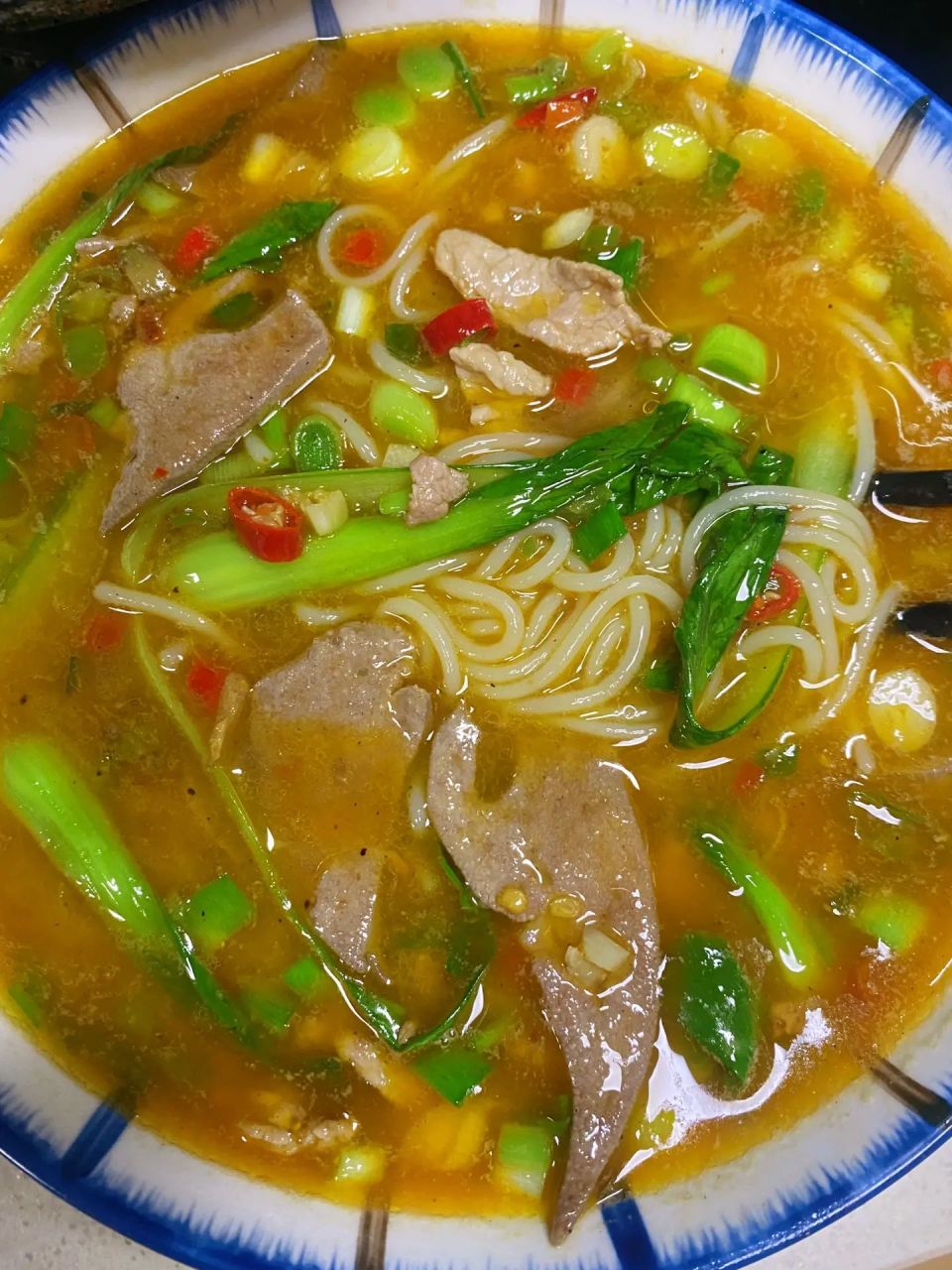 瘦肉猪肝汤米粉,猪肝粉这样做鲜美的不得了 材料:米粉,瘦肉,猪肝,红