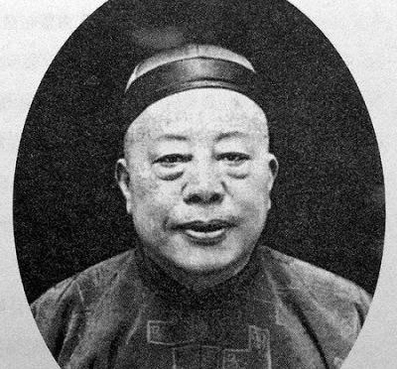 饭店的老板举起饭碗,对着张啸林的脑袋砸了过去,张啸林吓得转