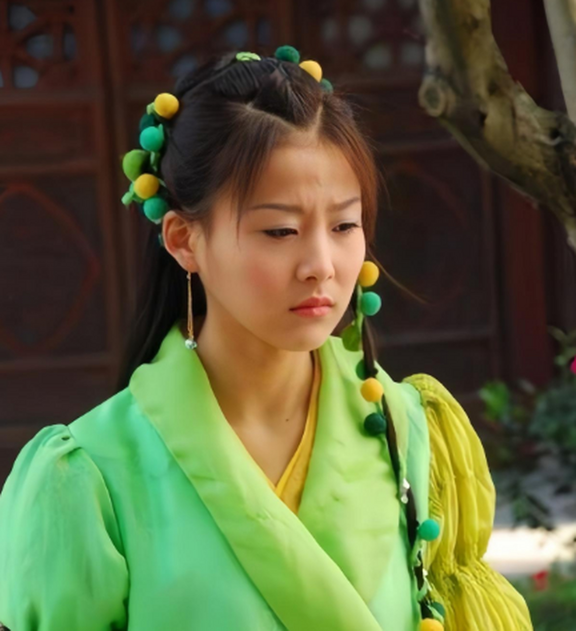 贾青年轻时状态还不错,一副天真活泼的模样,艳彩被她演出了精髓