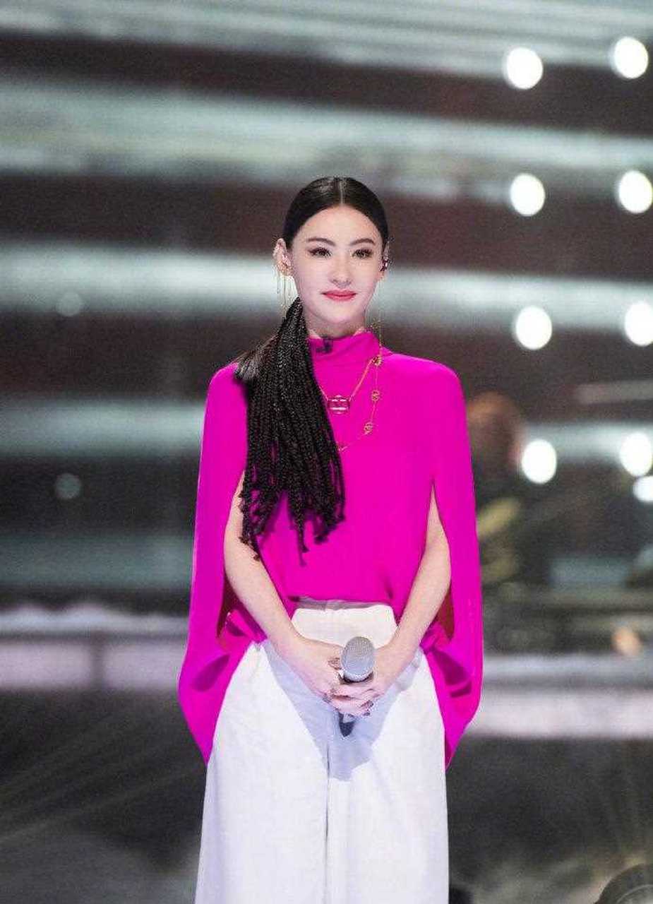 张柏芝《乘风破浪的姐姐2》四公造型曝光,身穿玫红色斗篷上衣搭配白色